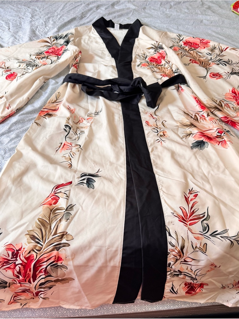 Elegant Floral Cream Kimono Robe with Black Trim - Picture 6 of 8